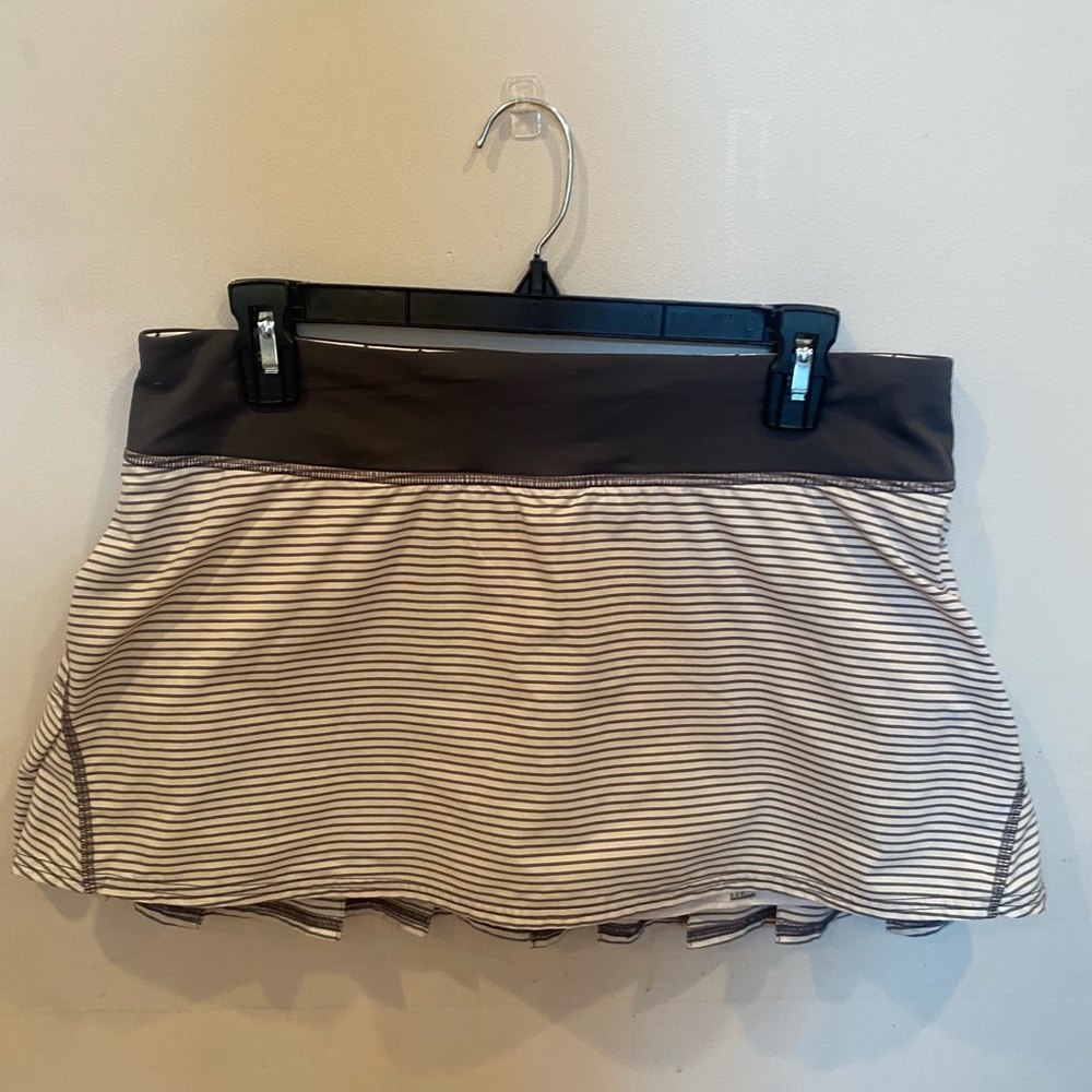 Lululemon pace setter skirt hyper grey and white stripe. Size 10.